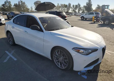 2021 Alfa Romeo Giulia Sport z USA, uszkodzony, nr VIN ZARFAMAN6M7648440